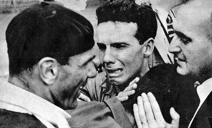 Veja Zagallo chorando após conquista da Copa de 58. A foto é da revista Mundo Ilustrado, edição 28, que saiu no dia 9 de julho de 1958.