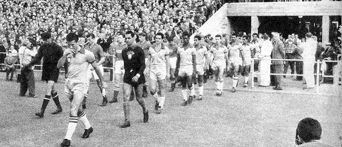 Veja o Brasil entrando em campo contra a França, em 1958. O jogo foi 5 a 2 para nossa seleção. O primeiro da fila é Bellini, seguido por Gylmar, Orlando Peçanha, Didi, Garrincha, Zagallo, Nilton Santos, Zito e Vavá. A foto é da revista Mundo Ilustrado. 