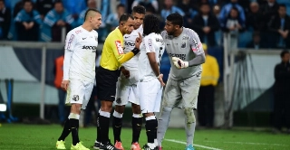 De acordo com Cristiano, o Santos vai colaborar em todos os passos para ajudar o atleta no caso e buscar uma punição aos torcedores que realizaram os atos racistas