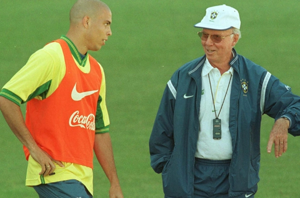 Ronaldo e Zagallo em um treinamento antes da Copa de 1998. Foto: iG