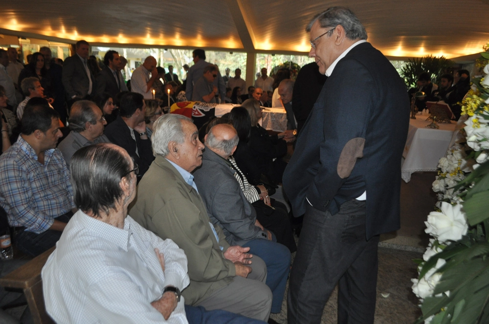 Zito conversa com Milton Neves no velório de Gylmar dos Santos Neves, no Cemitério do Morumby, em 26 de agosto de 2013. À esquerda de Zito, Pepe. Foto: Marcos Júnior/Portal TT