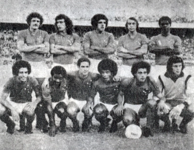 Formação do Cruzeiro em 1976. O time chegou à decisão do Mundial Interclubes mas perdeu para o Bayern de Munique. Em pé estão Moraes, Nelinho, Ozires, Piazza e Vanderlei; agachados vemos Roberto Batata, Zé Carlos, Palhinha, Jairzinho, Joãozinho e Raul