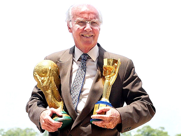 Segurando duas taças. A Copa Fifa, que ele conquistou como coordenardor da Seleção em 1994 e a Jules Rimet, conquistada como jogador nas Copas de 1958 e 1962 e treinador em 1970. Foto: iG/AFP
