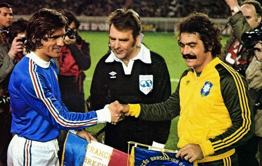 Amistoso Brasil 2 x 2 França, no Maracanã, em 30 de junho de 1977. Rivellino como capitão do Brasil e Patrice Rio capitão da França