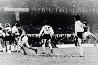 Vejam Nelinho marcando em cobrança de falta o primeiro gol do Cruzeiro contra o River Plate na primeira partida decisiva da Libertadores de 1976, conquistada pelo clube mineiro. O jogo foi disputado no dia 21 de julho no Mineirão e terminou com vitória celeste por 4 a 1. O River venceu o segundo jogo na Argentina e no terceiro e decisivo deu Cruzeiro. A foto é do Almanaque do Cruzeiro