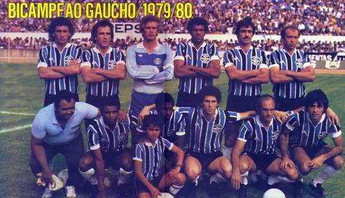 Em foto da revista Placar vemos o Grêmio no estádio do Beira Rio com Nelinho, Vítor Hugo, Leão, Vantuir, Vicente e Dirceu em pé e Tarciso, Paulo Isidoro, Baltazar, Vilson Tadei e Renato Sá agachados