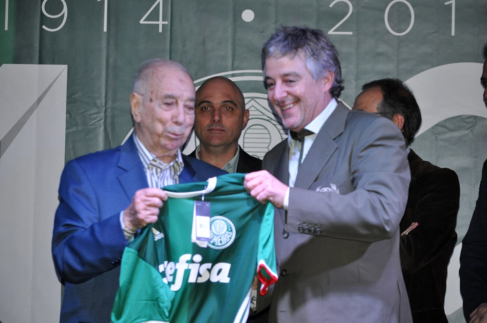  O saudoso Conti, ao lado de Paulo Nobre, sendo homenageado na festa de veteranos do Palmeiras, em 23 de setembro de 2016, no Palestra Itália. Atrás, Mauricio Galiotte. Foto: Marcos Júnior Micheletti/Portal TT 