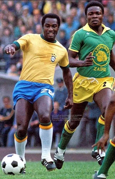 Edu domina a bola durante o confronto contra a Seleção do Zaire na Copa de 1974, na Alemanha, no Waldstation, em Frankfurt, no dia 22 de junho. O Brasil ganhou por 3 a 0, gols de Jairzinho, Rivellino e Valdomiro. Foto: Reprodução