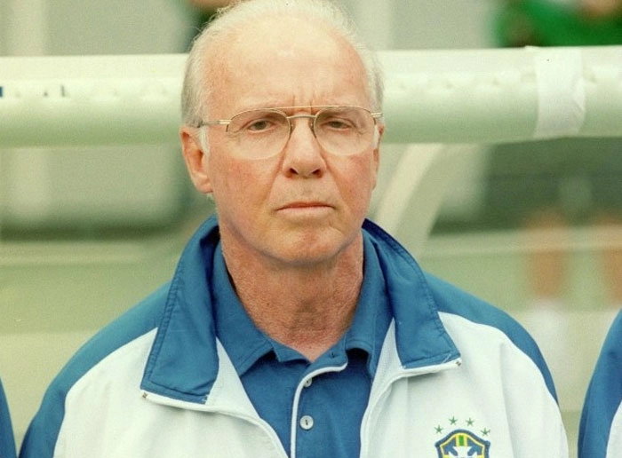 Durante a execução do Hino Nacional na Copa do Mundo de 1998 em que era o técnico, Zagallo se mostra bastante concentrado. Foto: iG