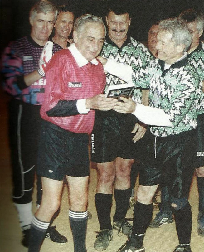 O ex-árbitro Romualdo Arpi Filho, em 2000, no Clube Atlético Ypiranga. No centro da foto, de bigode, Milton Bigucci. Foto: arquivo pessoal de Milton Bigucci