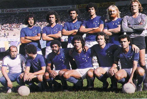 Mais um time cruzeirense dos anos 70. Em pé, da esquerda para a direita, vemos: Zezinho Figueroa, Nelinho, Bianque, Eugênio, Mariano e Luís Antonio. Agachados: Eduardo, Mauro Madureira, Roberto César, Alexandre e Joãozinho. A foto, pertencente ao acervo da Raposa, consta no livro 