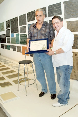 O presidente do Cruzeiro entregou um placa ao ex-lateral. Foto: VIPCOMM