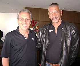 Vejam que bela imagem da lenda do futebol mineiro com outra lenda, só que do futebol catarinense. Foto enviada por Paulo Roberto Albuquerque 
  