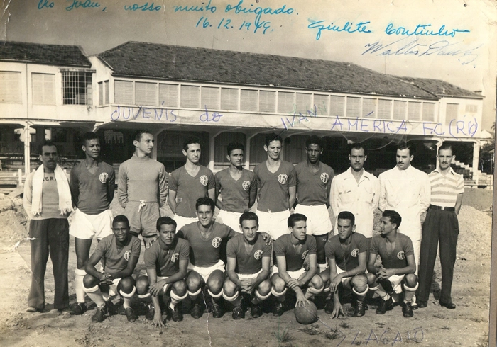 Nesta linda imagem de 1949, os juvenis do América-RJ. Em pé, da esquerda para a direita, o sexto é Ivan e o nono é o dirigente Giulite Coutinho. O quinto agachado, com a bola, é Zagallo. Foto: arquivo pessoal de Pedro Carvalho