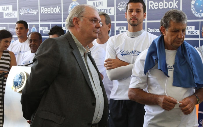 No fundo da foto, Marcelo Ramos e Dirceu Lopes observam as homenagens feitas por Gilvan Tavares, de terno, atrás dele Nelinho e a direita o ex-volante Piazza. Foto: VIPCOMM
