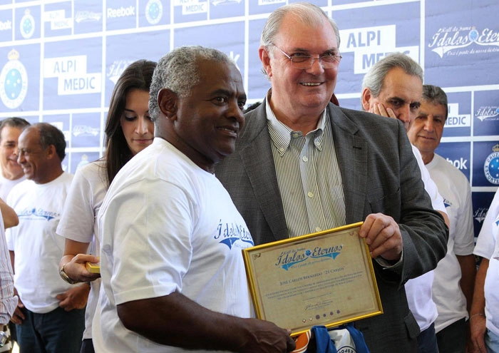 Eduardo Amorim e Dirceu Lopes dão risada no canto esquerdo, enquanto Zé Carlos e o presidente Gilvan Tavares posam para a foto, observados por Nelinho e Piazza. Foto: VIPCOMM

