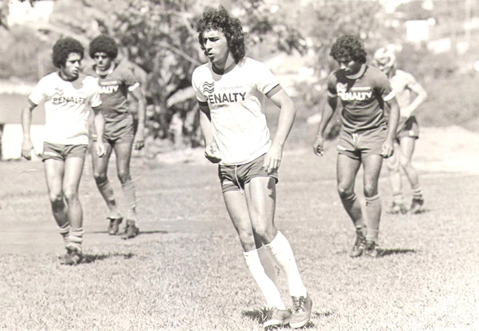 Treino na Toca da Raposa. À frente, o primeiro é o grande lateral Nelinho, à esquerda, de cabelo black power, Eduardo Amorim, logo atrás, Ozires, à direita, Roberto César e o último, com a cabeleira loira, é Mariano. Foto: Diários Associados. 