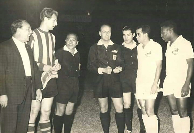 Amistoso do Santos contra a Inter de Milão tem o capitão da Inter, Facchetti, o do Santos, Zito, e o Rei Pelé sempre por perto fiscalizando