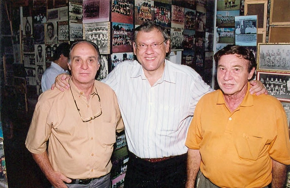 Os irmãos Mário, à esquerda, e Antoninho, à direita. No meio, Milton Neves.