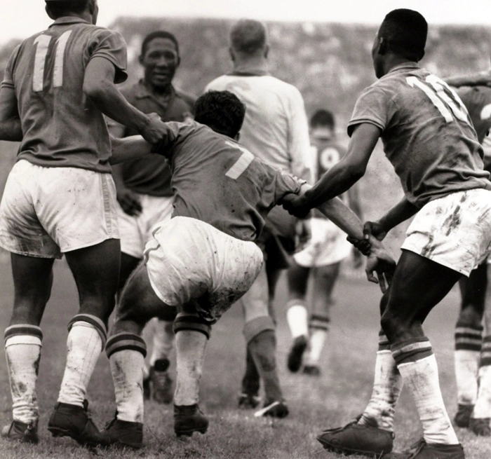Da esquerda para a direita, Garrincha, Djalma Santos (ao fundo), Zagallo (sendo levantado por Garrincha e Pelé) e Pelé. Foto: Reprodução/In My Ear