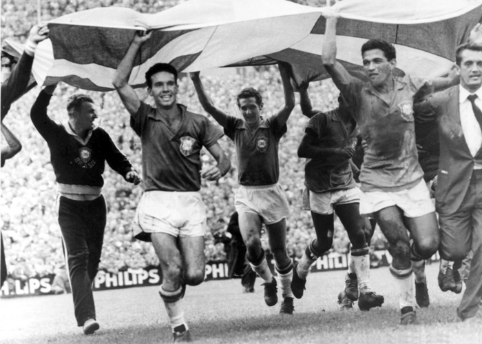 Da esquerda para a direita, Zagallo o segundo, Orlando Peçanha, Pelé (encoberto), Garrincha e o engravatado é Joel Martins. Foto: Reprodução/In My Ear