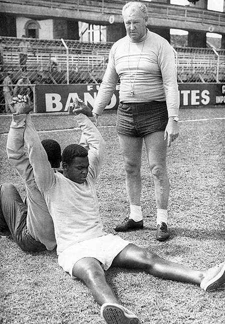 Alcino observa atentamente e orienta o treinamento de Coutinho e Pelé (de costas). O Rei e o camisa 9 faziam suas tabelinhas tabém nos treinos.