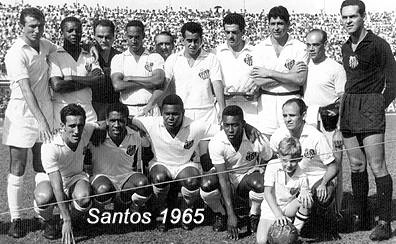 A foto, do dia 19 de setembro de 1965, antes de um Santos 0x1 Palmeiras (gol de Ademar Pantera), é do jogo de despedida do zagueirão Calvet. Em pé: Ismael, Lima, Laércio, Geraldino, Zito, Calvet, Mauro, massagista Macedo e Gylmar. Agachados: Toninho Guerreiro, Mengálvio, Coutinho, Pelé e Pepe. 