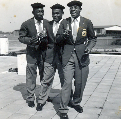 Pelé, Coutinho e Dorval em 1959, os três com garrafas de coca-cola na mão