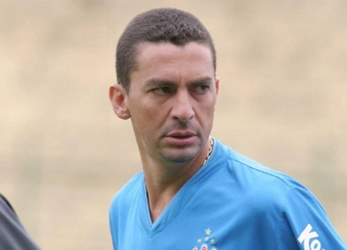 Pi&aacute; - Ex-meia da Ponte, Corinthians e Santos