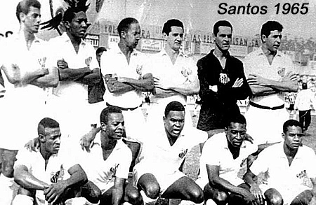 Em pé: Carlos Alberto Torres, Joel Camargo, Geraldino, Orlando, Gylmar e Mauro Ramos de Oliveira. Agachados: Dorval, Lima, Coutinho, Pelé e Abel. O jogo, um Comercial 0x2 Santos, foi realizado no estádio Francisco de Palma Travassos Ribeirão Preto-SP, válido pelo segundo turno do Paulistão de 1965. Foi a primeira vez que o jornalista Milton Neves viu, ao vivo, o Santos de Pelé atuando. O apresentador estava no estádio quando Pelé, de pênalti, anotou o primeiro gol do Santos. No segundo tempo, Dorval bateu de pé esquerdo e marcou o segundo do Peixe. Inesquecível para qualquer santista, principalmente para o apaixonado Milton Neves.