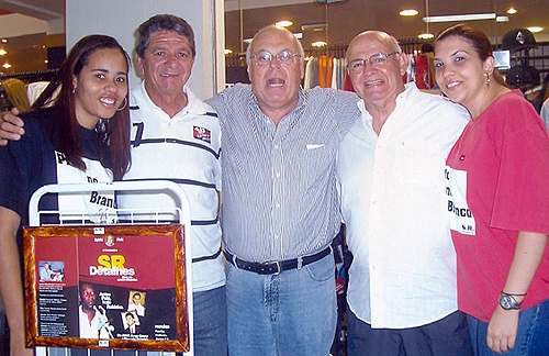 Manoel Maria, Silvio Ruiz e Pepe (todo de branco), na Galeria Piaçagüera, em Cubatão (SP)

