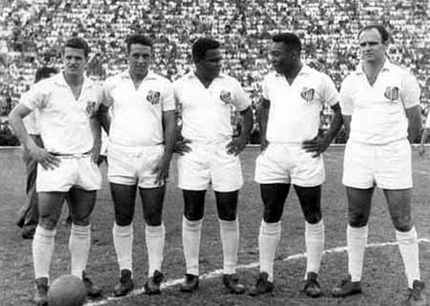 Coutinho está no centro. Do lado esquerdo estão Peixinho e Gonçalo. Do lado direito os dois que, junto com Coutinho, formariam um dos trios mais famosos de todos os tempos: Pelé e Pepe. 