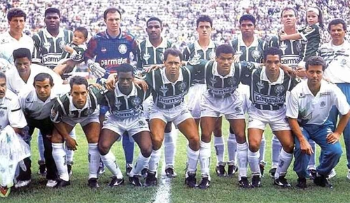 Palmeiras campeão brasileiro de 1994 após empatar com o Corinthians no Pacaembu. O jogo foi realizado na tarde de 18 de dezembro no Pacaembu diante de 35 mil pagantes. Em pé estão Cléber, Velloso, César Sampaio, Cláudio, Wagner e Antônio Carlos; agachados vemos Edmundo, Flávio Conceição, Evair, Rivaldo e Zinho