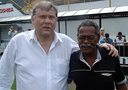 Coutinho e Milton Neves, no dia 28 de abril de 2007, quando o apresentador e jornalista visitou o centro de treinamento do Santos FC.