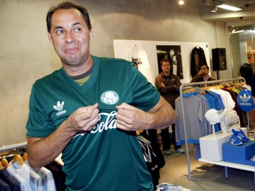 Em setembro de 2008, a fornecedora de material esportivo ao Palmeiras lançou uma camisa retrô, alusiva ao uniforme usado no fim dos anos 80 e começo dos anos 90. Evair foi chamado para participar da festa de lançamento. Foto: Eduardo Viana/Divulgação