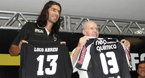 Na apresentação do uruguaio Loco Abreu no Botafogo, o lendário Zagallo também compareceu. Em comum entre eles, a adoração pelo número 13. Foto: UOL