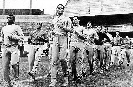 Confira treino do Santos, na Vila Belmiro, nos anos 60. O primeiro da esquerda é o artilheiro Coutinho, seguido por Modesto. No centro está o goleiro Gylmar. Atrás dele estão Orlando, Mauro, Toninho Guerreiro, Laércio, Olavo e Rossi.