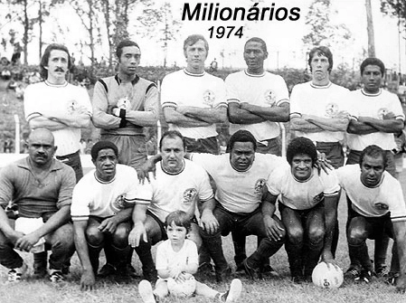 Em pé: Orlando, Renato, Bellini, Brandão, Geraldo Escalera e Capitão. Agachados: o massagista Bigode, Dorval, Felício, Coutinho, Tupã e Canhoteiro.