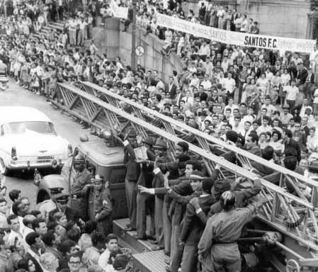 A foto é de 1962 e mostra como Dalmo, Pagão, Mengálvio, Lima, Coutinho, Gylmar, etc, foram recebidos em Santos. Era o Santos FC campeão do mundo pela primeira vez.