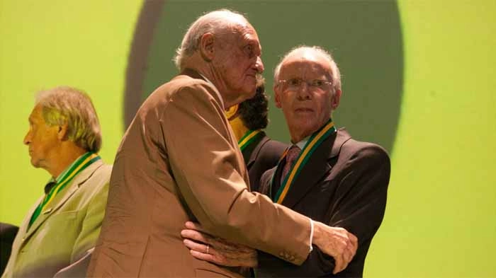Zagallo abraça João Havelange durante evento em 2010. Foto: UOL