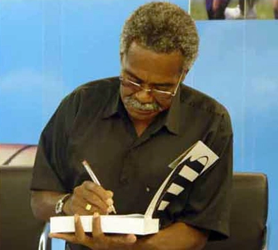 Coutinho autografa o livro do Santos no 