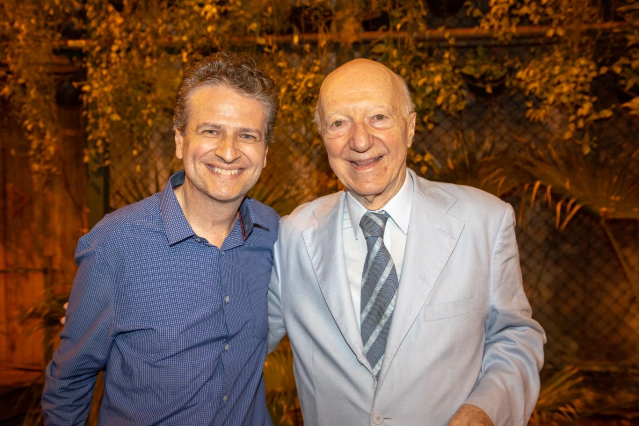 Marcos Micheletti e Claudio Carsughi em 04 de novembro de 2019, no Pra&ccedil;a S&atilde;o Louren&ccedil;o, na noite de comemora&ccedil;&atilde;o pelos 72 anos de carreira de Carsughi
