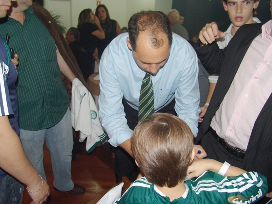 Autografando a camisa de um pequeno palestrino na festa do Palmeiras de 2010. Foto: Marcos Júnior/Portal TT