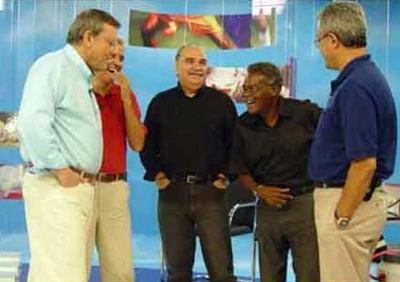Coutinho não segurou a risada ao ouvir uma das mirabolantes histórias de Milton Neves. Da esquerda para a direita: Milton Neves, Sormani, Morsa, Coutinho e Odir Cunha.