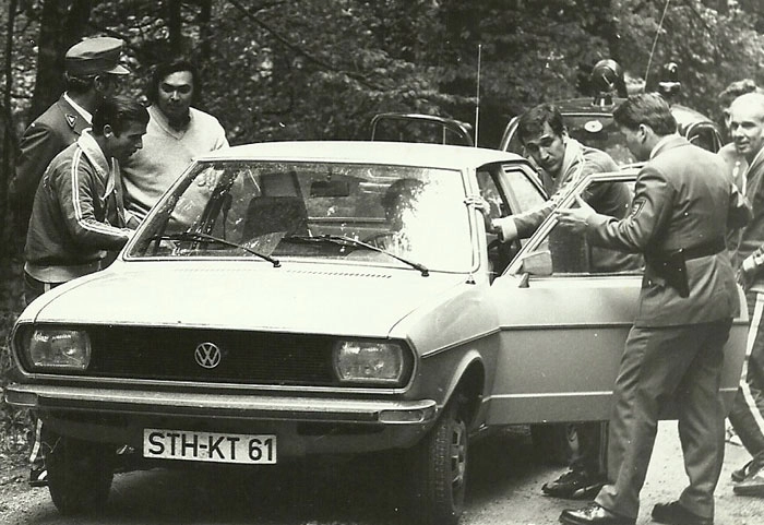 Na plena disputa da Copa da Alemanha, em 1974, na concentração da Seleção Brasileira na imponente Floresta Negra, Parreira, então apenas um auxiliar de preparação física, aconselha o preparado físico, Admildo Chirol, como ligar o Passat, que no popular - 