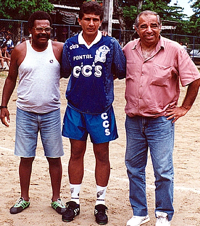 Da esquerda pra direita você confere: Coutinho, Guga (ex-atacante do Santos) e Vavá.