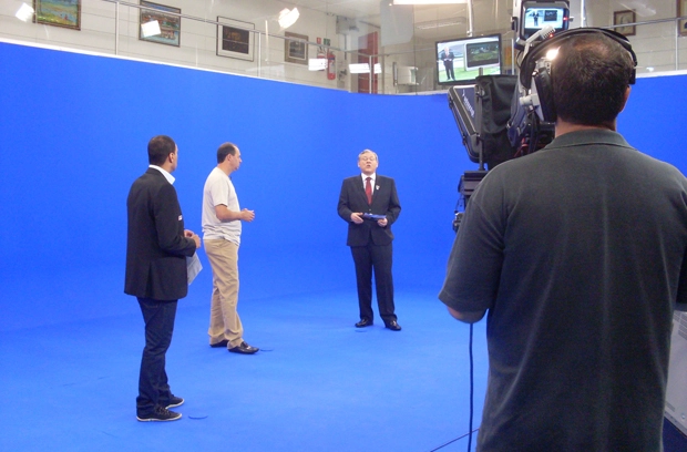 Denílson, Evair e Milton Neves nos estúdios da TV Bandeirantes, em 2010, atenção especial para a imagem de fundo chamada de cromaqui, muito utilizada para efeitos na televisão.