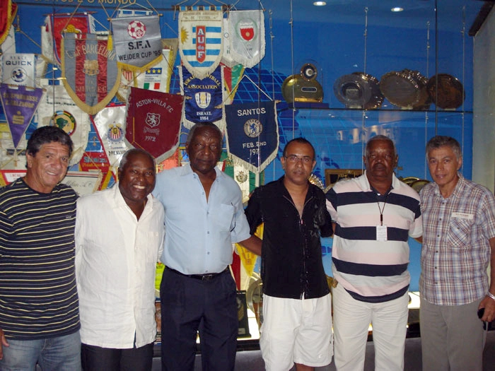 Da esquerda para a direita: Manuel Maria, Edu, Joel Camargo, o torcedor Joãozinho, de Barra Bonita-SP, Lima e Clodoaldo