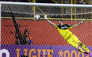 Goleiro defendeu pênalti aos 33 minutos do segundo tempo