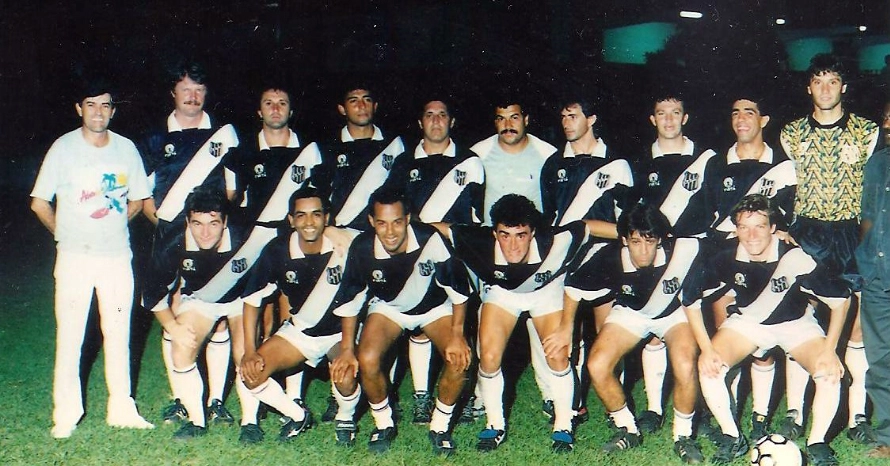 Ponte Preta, em 1991 - O oitavo em pé, da esquerda para a direita, é José Ferreira Neto, e o 10º é o goleiro Brigatti. Agachado, Mauro é o terceiro, da esquerda para a direita. Foto enviada por Howard Oliveira Santos Filho